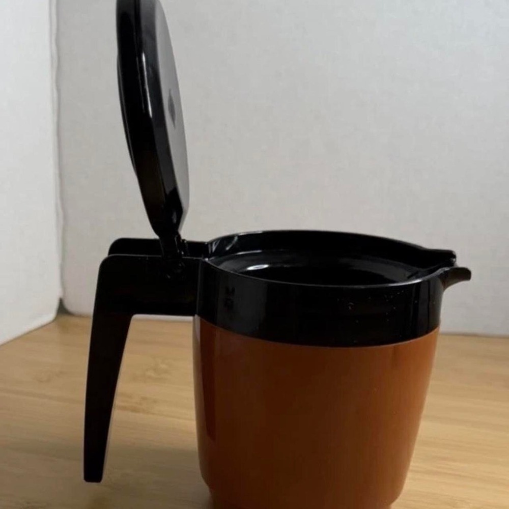 Vintage Brown Rubbermaid Insulated 10 oz Carafe - Picture 2 of 4